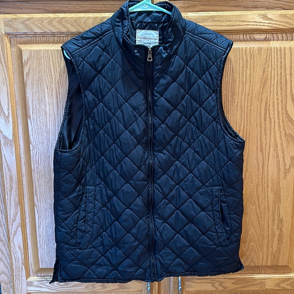 Unisex black puffer vest with side packets